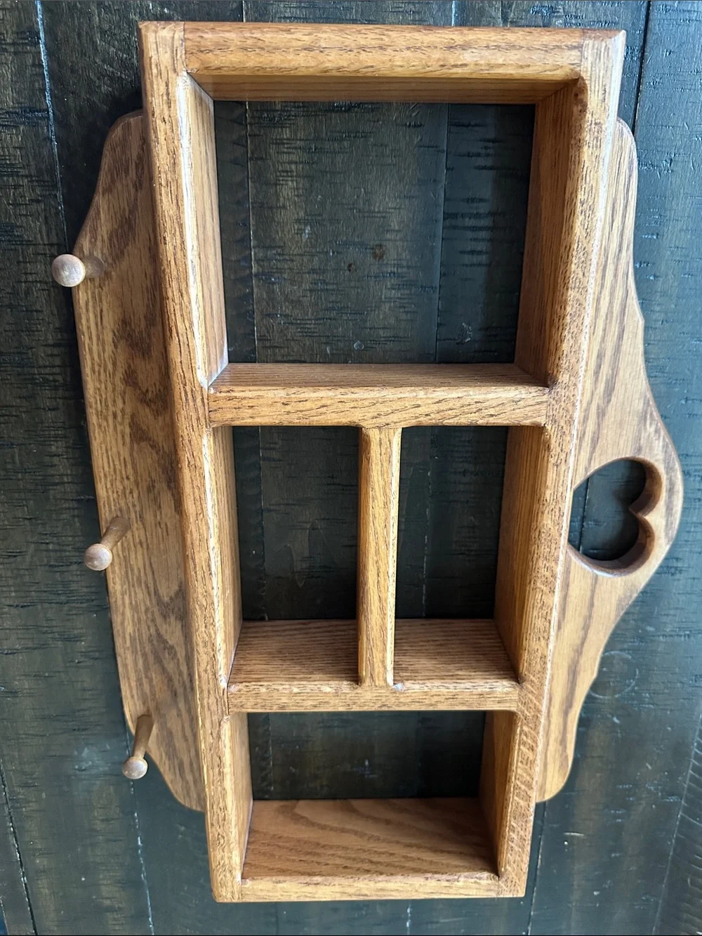 Wooden Heart Shelf. *great condition* 3 pegs.